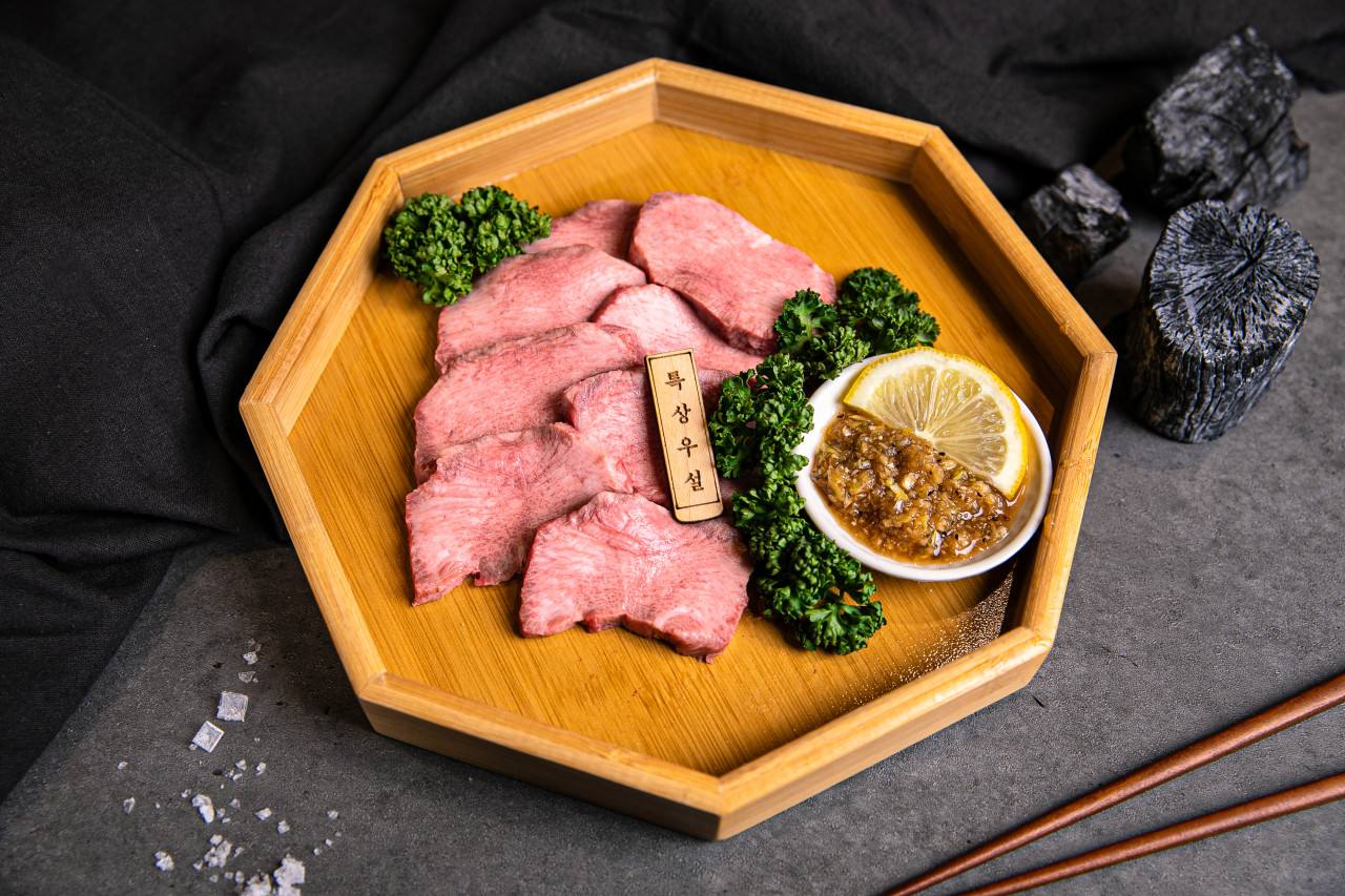 한우 특상우설 Premium Hanwoo Beef Tongue — 봉산정육 홍대본점 Korean BBQ (サムギョプサル · 烤肉) menu · 한우 로스